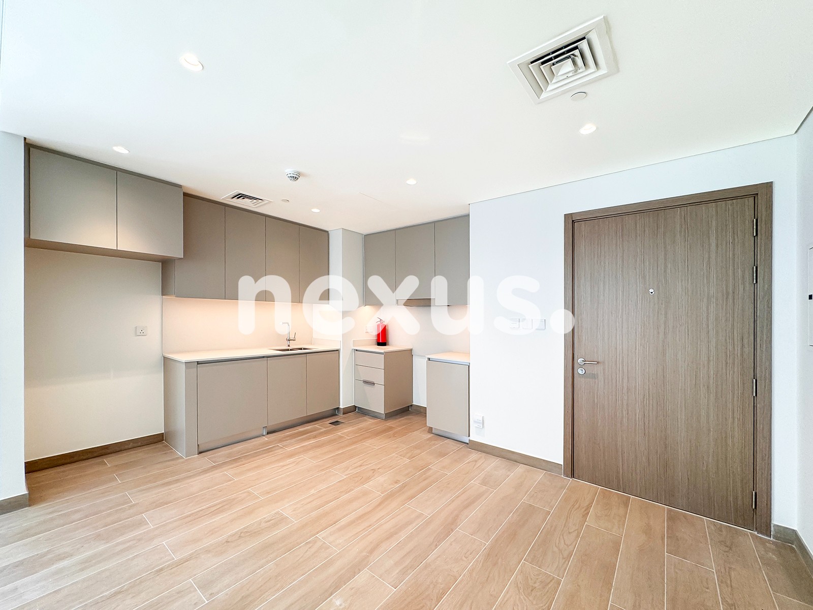CORNER UNIT | VACANT | NO AGENTS | MID FLOOR