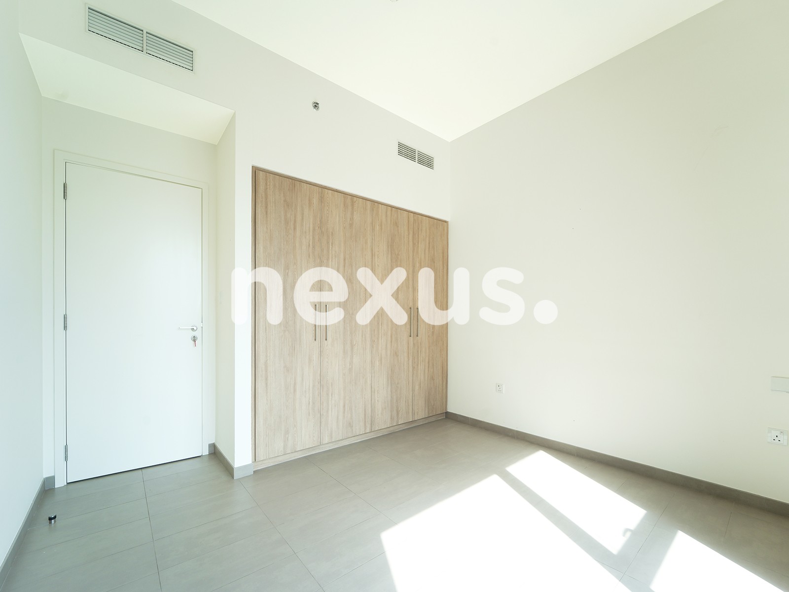 BRIGHT UNIT | MID FLOOR | 12 CHEQUES