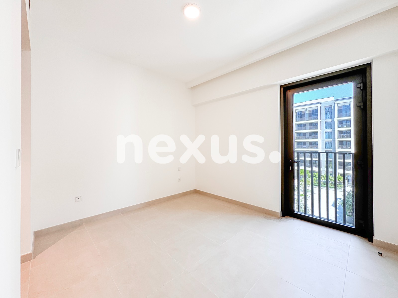 CORNER UNIT | VACANT | NO AGENTS | MID FLOOR