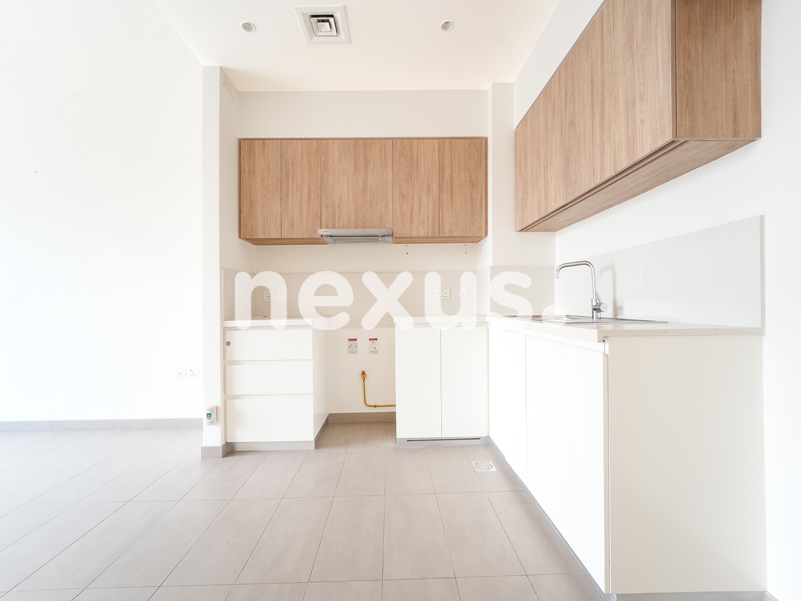 BRIGHT UNIT | MID FLOOR | 12 CHEQUES