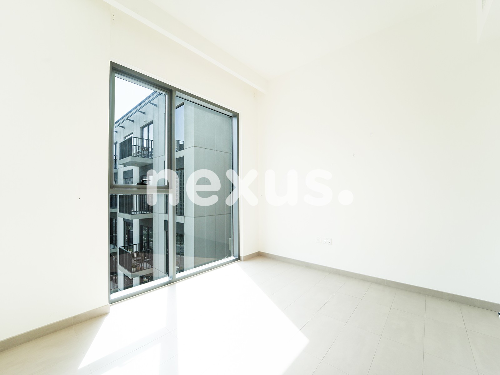 BRIGHT UNIT | MID FLOOR | 12 CHEQUES