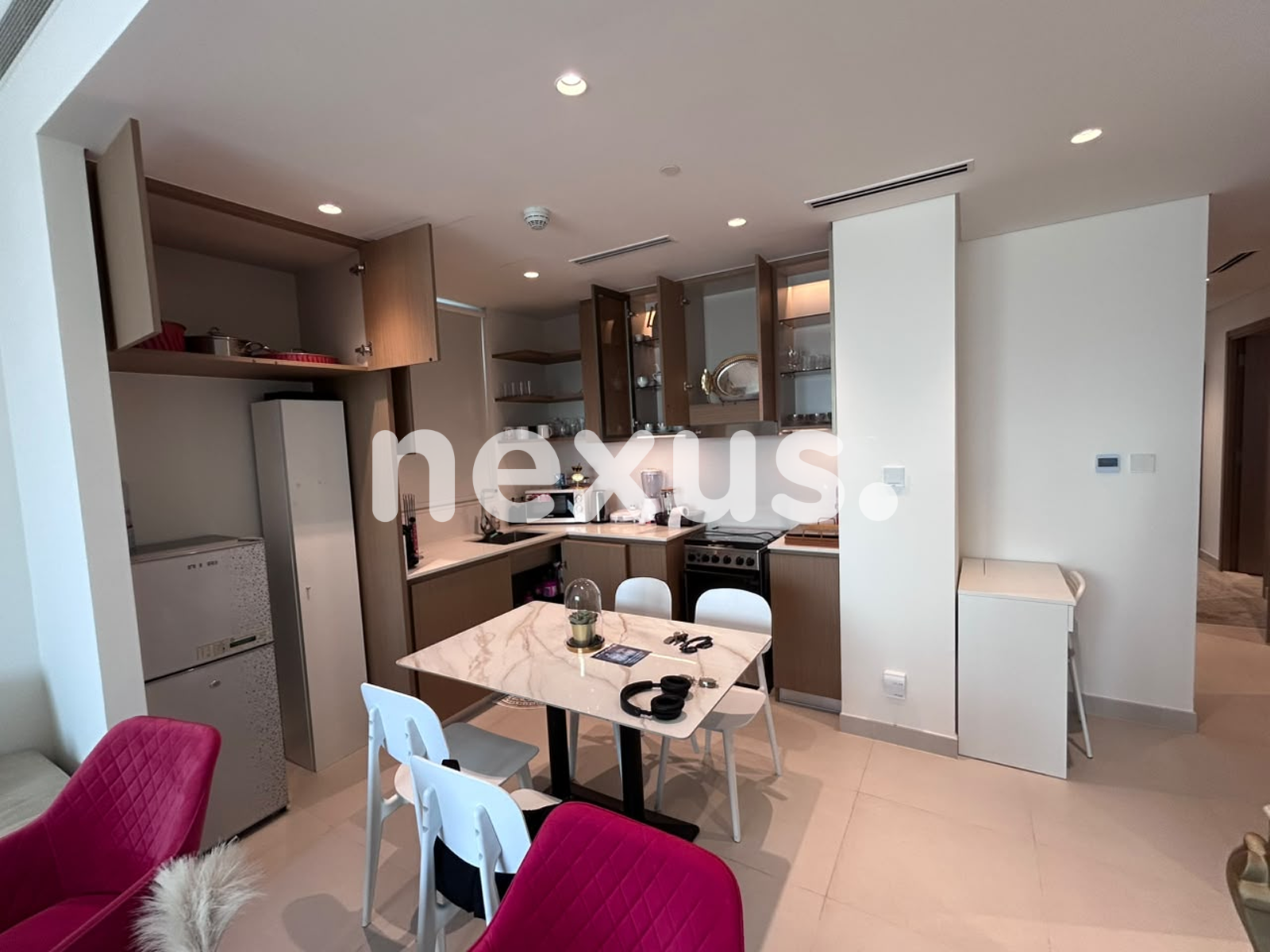 FURNISHED | WATERFRONT LIFESTYLE | COMMUNITY VIEW