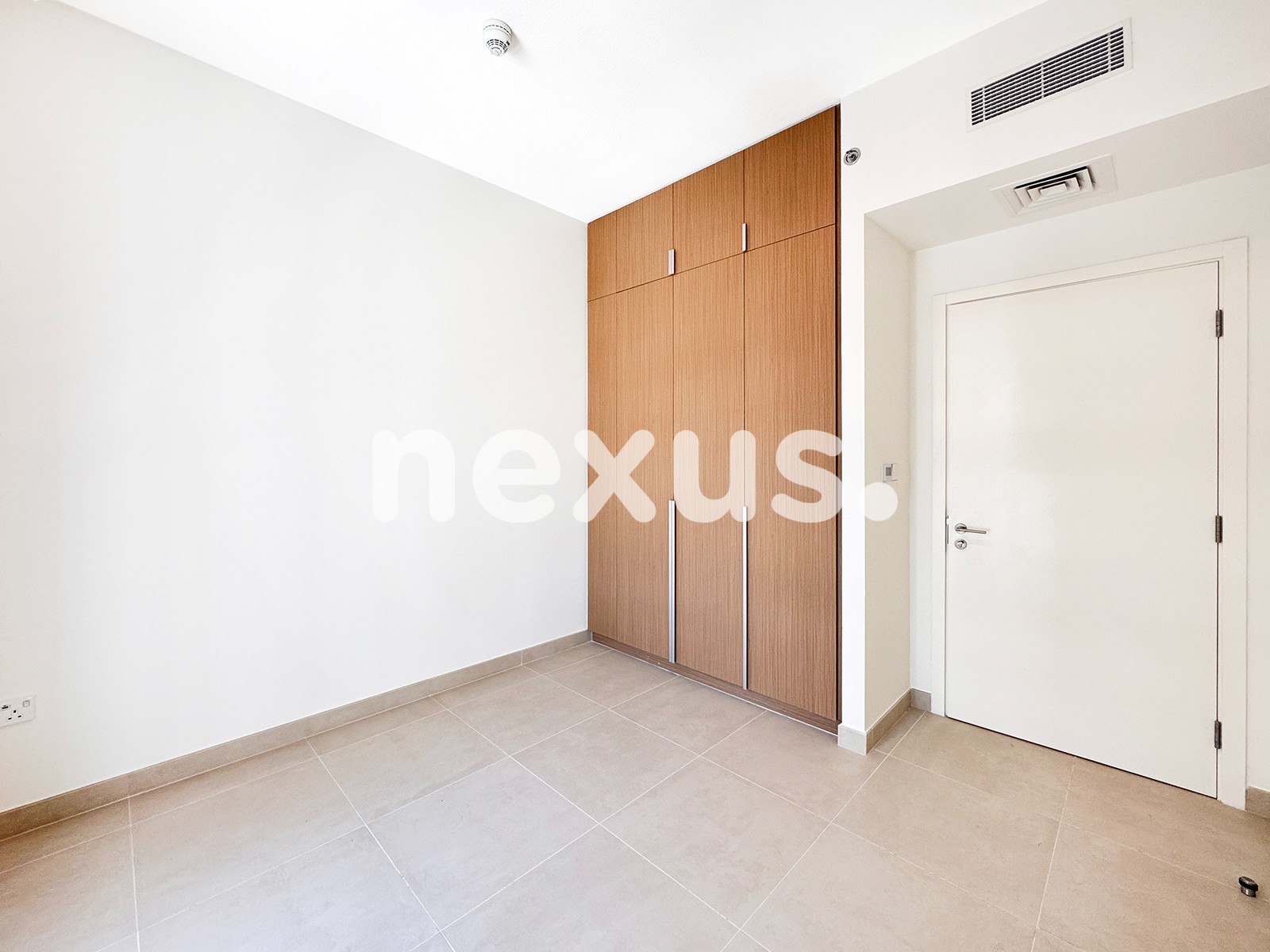CORNER UNIT | VACANT | NO AGENTS | MID FLOOR
