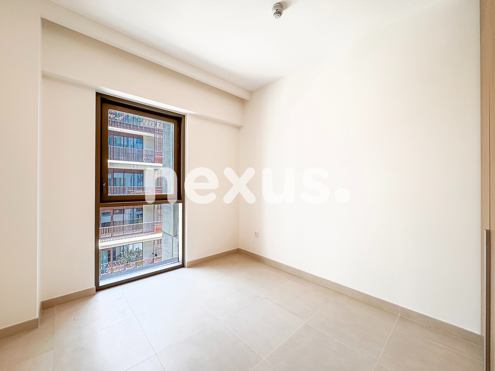 CORNER UNIT | VACANT | NO AGENTS | MID FLOOR